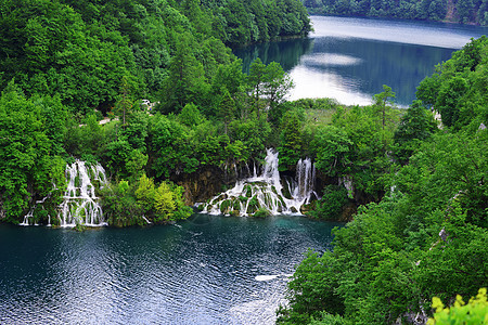 风景如画的湖森林里,高山上瀑布图片