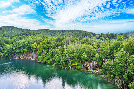 风景如画的湖森林里,高山上瀑布图片