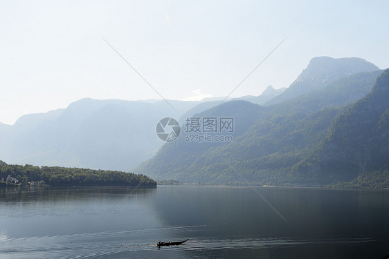 高山上美丽的湖山景图片