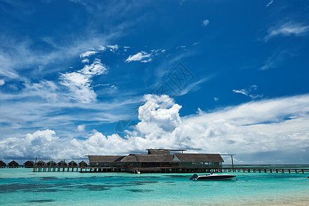 美丽的岛屿海滩与摩托艇马尔代夫图片