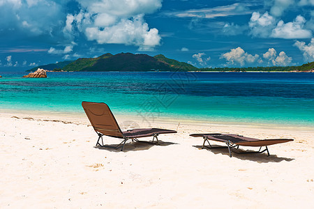 塞舌尔的热带海滩躺椅图片