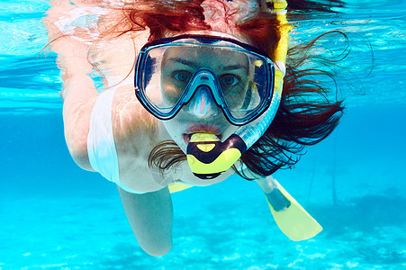 带具的女人清水中浮潜图片