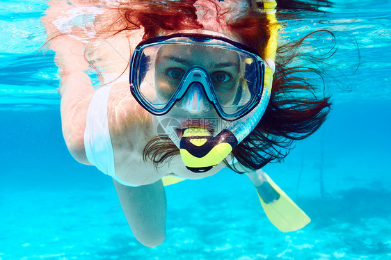 带具的女人清水中浮潜图片