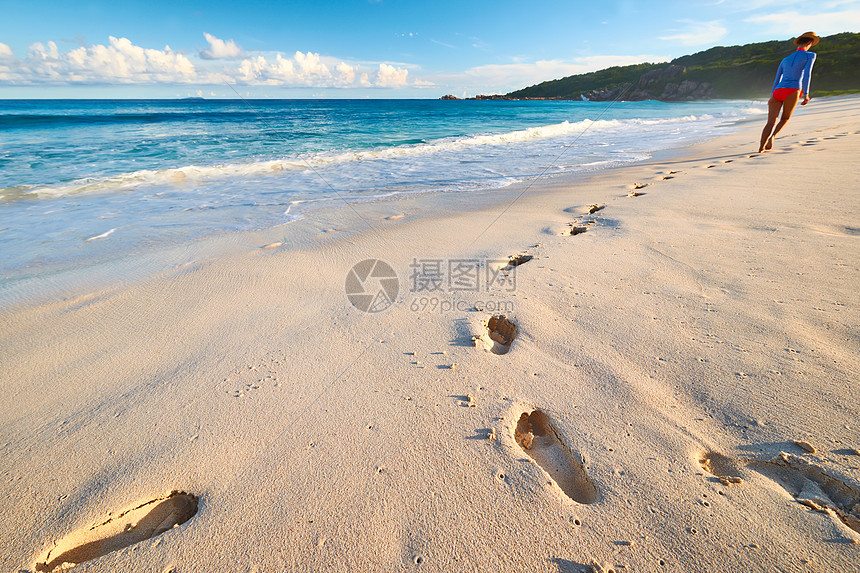 ‘~塞舌尔美丽海滩的表妹沙滩上散步专注于脚印  ~’ 的图片