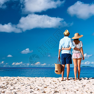 夫妇塞舌尔群岛的热带海滩上图片