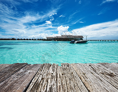 美丽的岛屿海滩古老的木墩,马尔代夫摩托艇图片