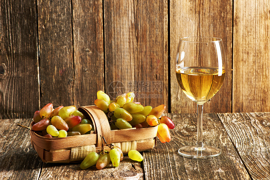 旧木桌上的新鲜葡萄白葡萄酒图片