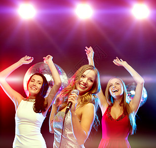 新,庆祝,朋友,单身派,生日三个穿着晚礼服的女人跳舞唱歌卡拉OK图片