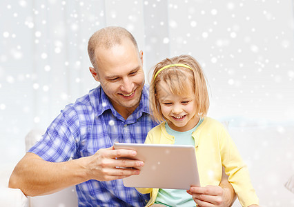 家庭,孩子,技术人的快乐的父亲女儿与平板电脑家里图片