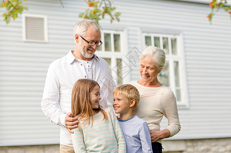 家庭幸福世代家庭人的幸福的家庭站户外的房子前图片