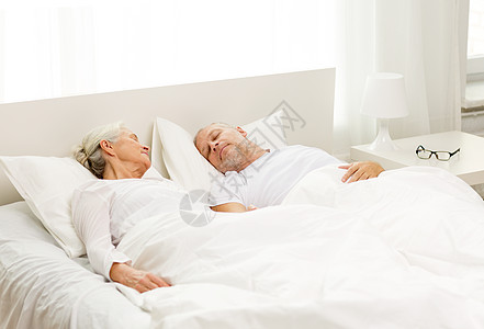 家庭,睡觉时间,休息,龄人的快乐的高级耦合器躺家里好图片