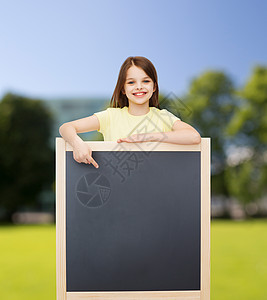 人广告教育理念快乐的小女孩指着黑板图片