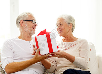 家庭,假期,诞节,龄人的幸福的老夫妇家里礼品盒图片
