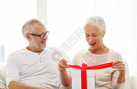 家庭,假期,诞节,龄人的幸福的老夫妇家里礼品盒图片