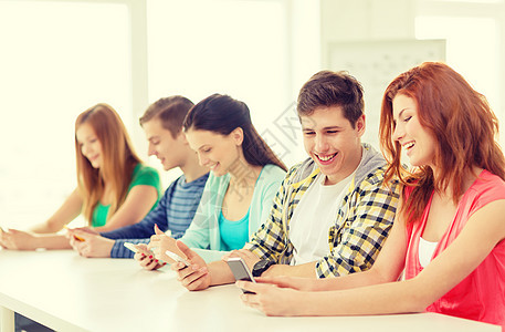 教育,关系技术群微笑的学生学校用智能手机图片