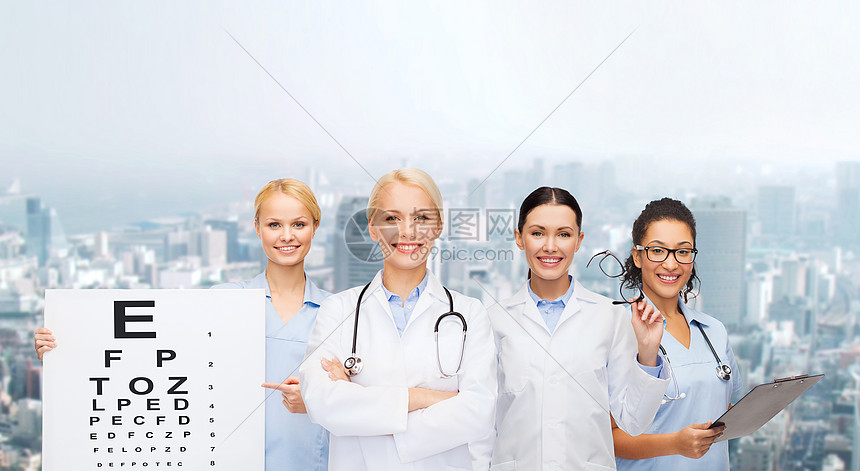 医疗保健,视觉医学微笑的女眼科医生护士与眼睛检查图表,眼镜剪贴板图片