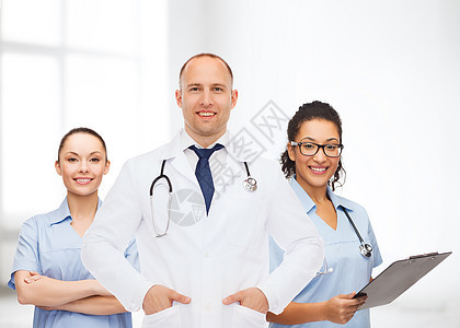 医学,专业,队合作医疗保健国际小的微笑医生医生与剪贴板听诊器医院背景图片