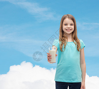 健康美丽的微笑的小女孩送牛奶图片