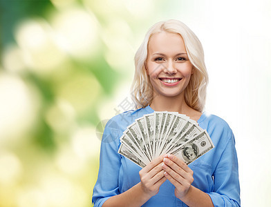 财务人的微笑的女人穿着红色的衣服美元的钱图片