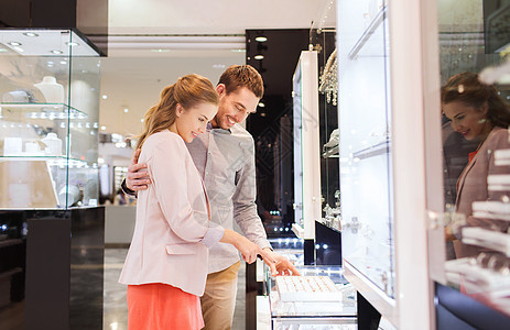 销售,消费主义,购物人们的幸福的夫妇选择订婚戒指珠宝店商场图片