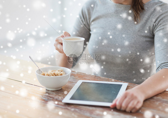 健康,技术,食物家庭接近妇女与平板电脑吃早餐喝咖啡图片