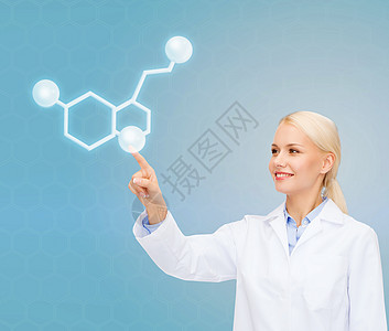 医疗保健,医学技术微笑的女医生指着蓝色背景上的5羟色胺分子图片