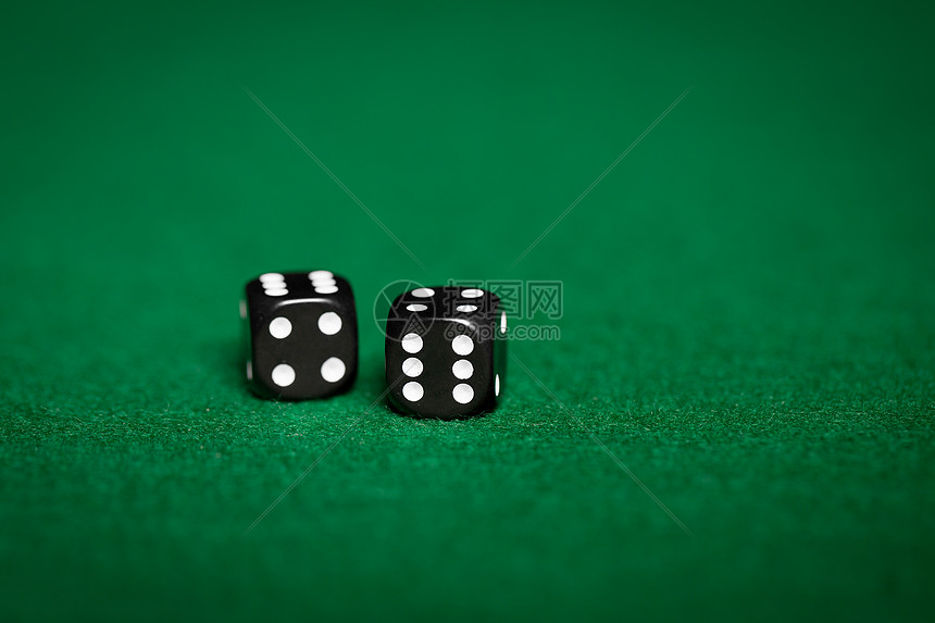 ‘~,财富,游戏娱乐活动黑色骰子绿色赌场桌子上  ~’ 的图片