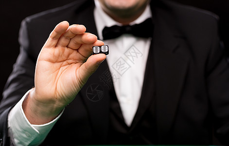 ,财富,赌场娱乐活动特写的人骰子与双六黑色背景图片