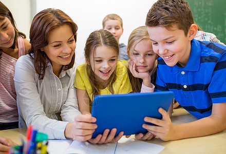 教育,小学,学,技术人的群学校的孩子,老师教室里看平板电脑图片