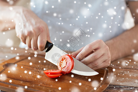 烹饪,人,素食家庭用大刀砧板上切西红柿其他蔬菜图片