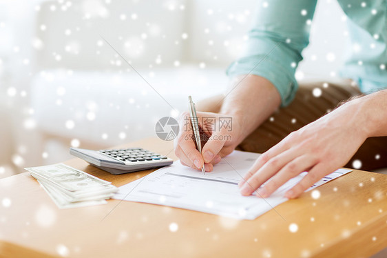 储蓄财务文书工作人们的用计算器家里数钱笔记的人的特写图片