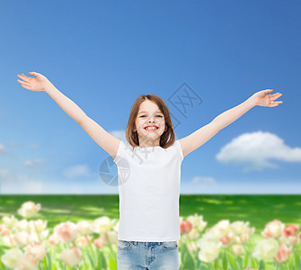 广告,童,自然,手势人的微笑的女孩穿着白色T恤,伸出手臂田野背景上图片