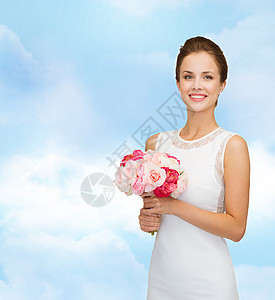人们,婚礼,节日庆祝的微笑的新娘伴娘穿着白色的衣服,花蓝色多云的天空背景上图片