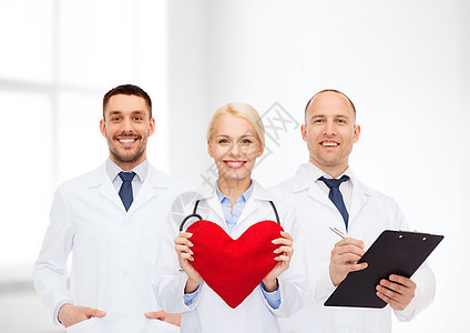 医疗保健,人医学微笑的医生与心脏剪贴板临床背景图片