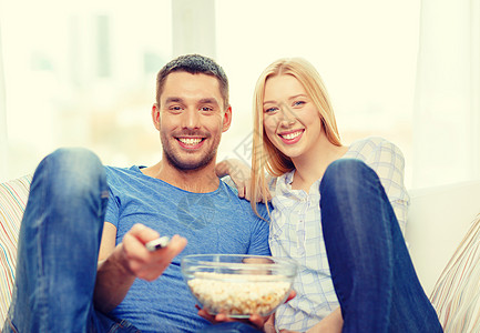 食物,爱,家庭幸福的微笑的夫妇爆米花家里看电影图片