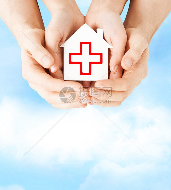 医疗保健医药慈善理念男女手着带红十字标志的白纸屋图片