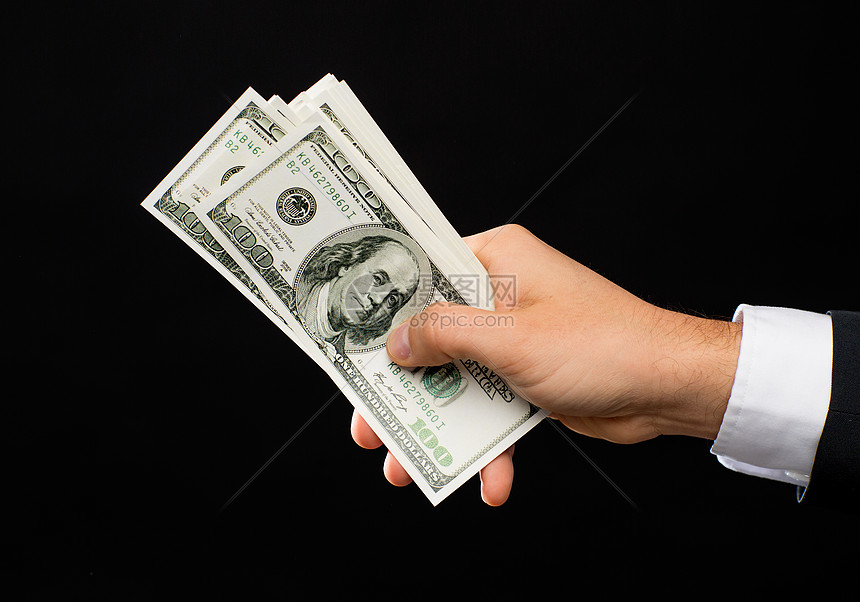 ‘~财务,人,储蓄财富密切的男手中持美元现金的黑色背景  ~’ 的图片