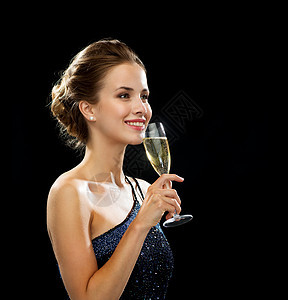 派,饮料,假日,豪华庆祝微笑的女人晚礼服与杯泡葡萄酒黑色背景图片