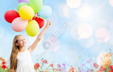 暑假,庆祝,孩子人的快乐的女孩与彩色气球蓝色的灯光田背景图片