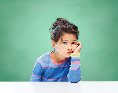 教育,人,童情感的悲伤无聊的小女孩绿色粉笔板背景图片