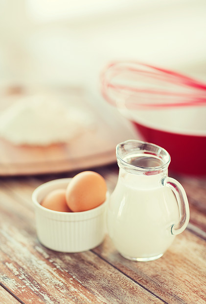 烹饪食物壶牛奶,鸡蛋碗粉图片