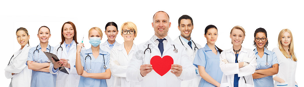 医学,专业,队合作医疗保健国际小微笑的医生医生与剪贴板听诊器保持红纸心形白色背景图片