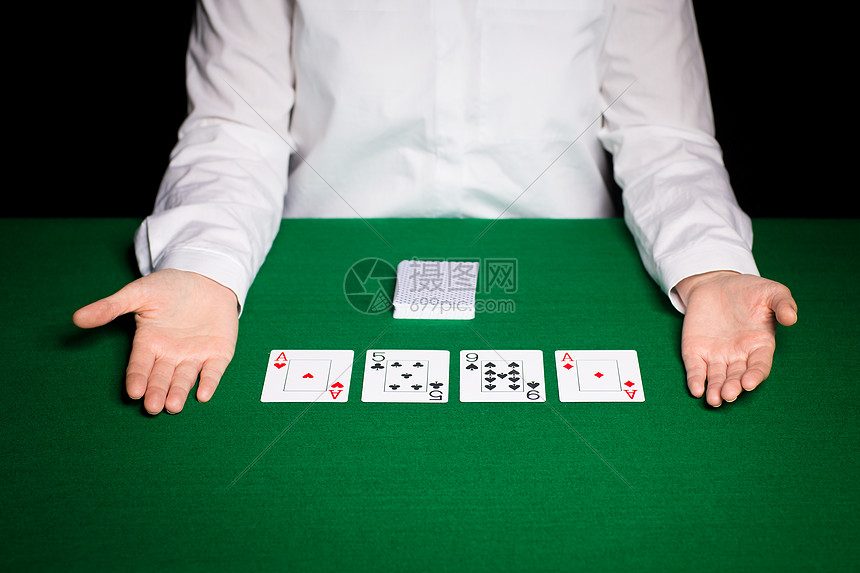 赌场,扑克,人娱乐活动的扑克经销商与扑克牌图片