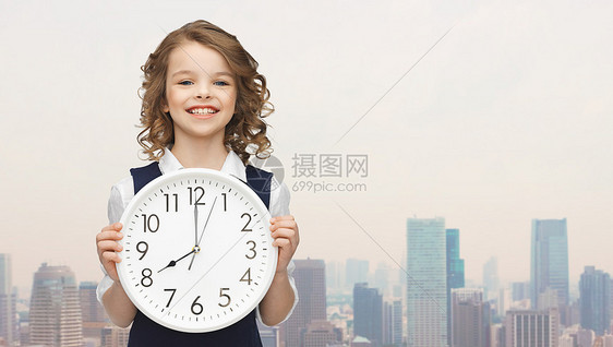 人,时间管理儿童微笑的女孩着大钟8o39时钟城市背景图片