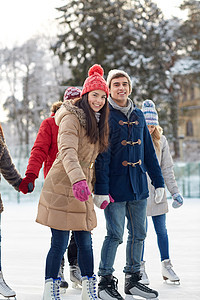 人们,冬天,友谊,运动休闲的快乐的朋友户外溜冰场滑冰图片