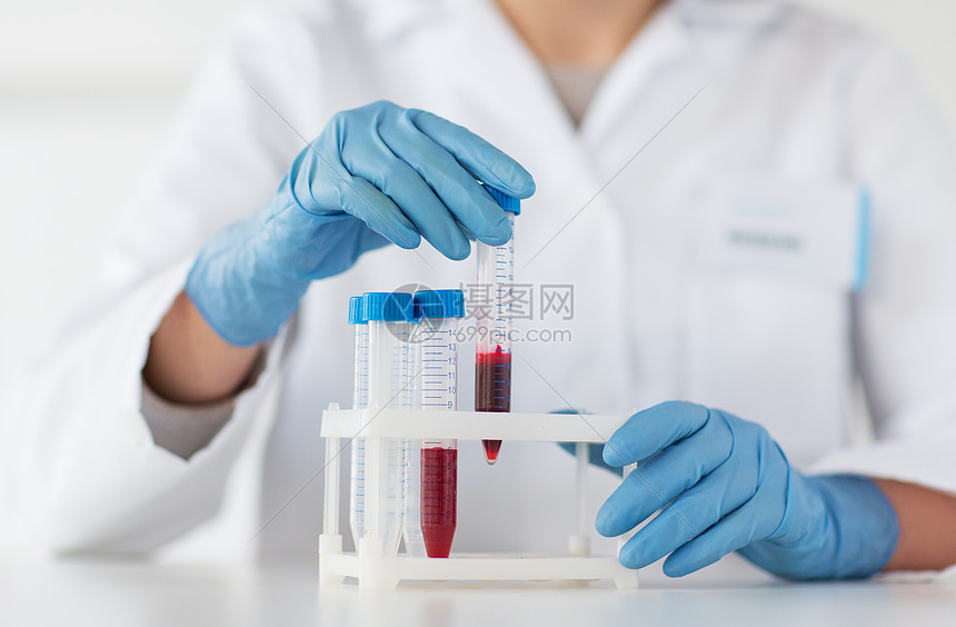 科学化学生物学医学人的轻的女科学家临床实验室用血样制作测试研究来保持管图片