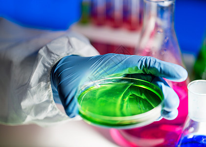 科学化学生物学医学人的密切科学家手培养皿与化学样品制作试验实验室研究图片
