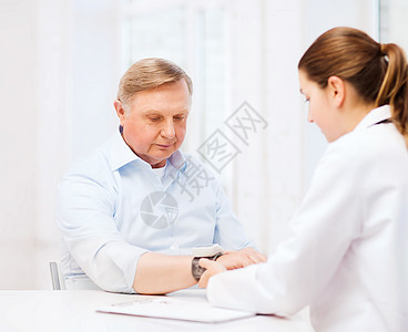 医疗保健,老人医疗女医生护士与男病人测量血压图片