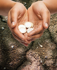 贫穷饥饿生态慈善女手握欧元硬币地背景下的特写图片