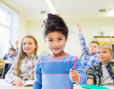 教育,小学孩子的快乐的小学生与笔女孩的课堂同学背景图片